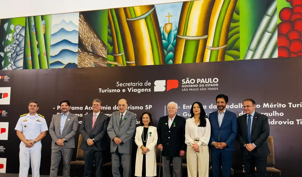 Imagem do Prof. Mario Beni, em 2024, onde recebeu a medalha de mérito turístico da Secretaria de Turismo e Viagens do Estado de São Paulo.